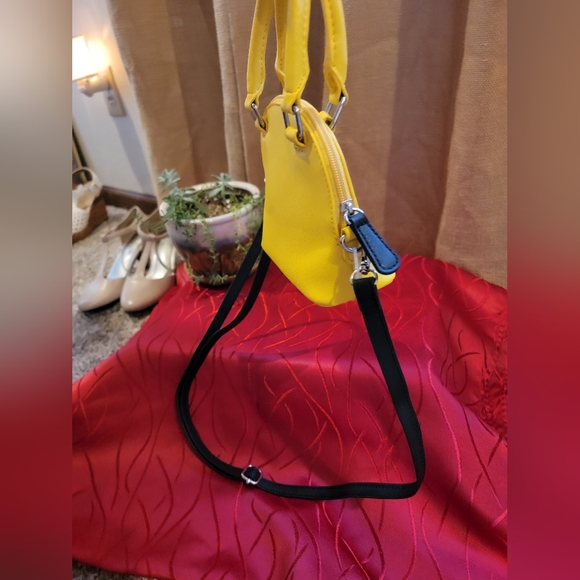 Despicable Me Minion Purse crossbody from Universal Studios. - Picture 7 of 14